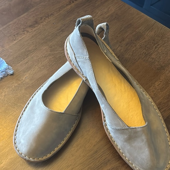 Gray suede flats - Picture 1 of 4